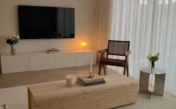 Optimistic Coffin Natur geölt als Couchtisch in einem hellen Wohnzimmer